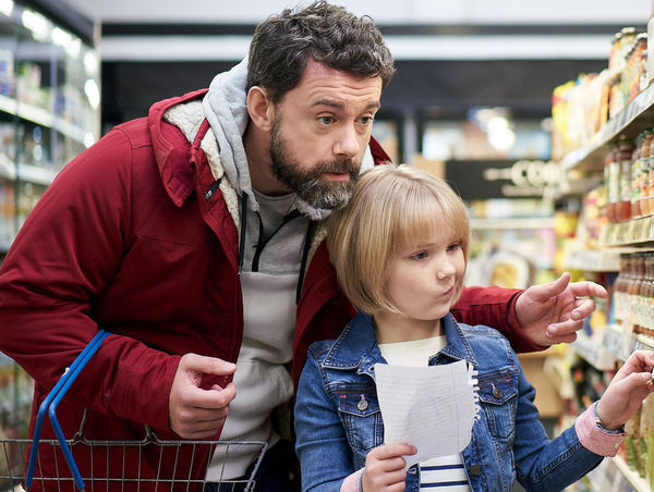 dad in the supermarket with his daughter